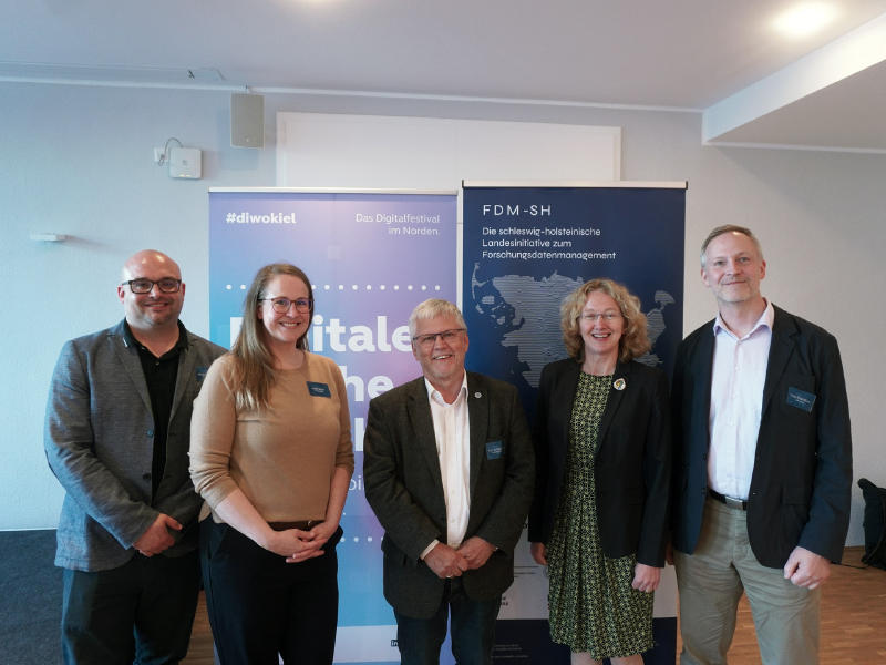 Presenters and organisation of the evening event (from left to right: Benjamin Slowig, Karen Bruhn, Prof. Dr Ralf Ludwig, PD. Dr Bridget Murphy, Thilo Paul-Stüve). Credits, Copyright: FDM.SH; Fotos: Leon Voigt.