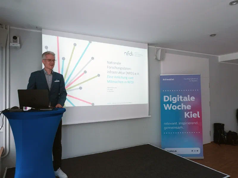 Input presentation by Cord Wiljes (NFDI office). Credits, Copyright: FDM.SH; Fotos: Leon Voigt.