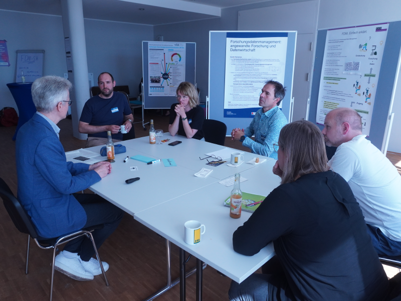 Diskussions-Tisch beim NFDI-Workshop. Credits, Copyright: FDM-SH; Fotos: Leon Voigt.