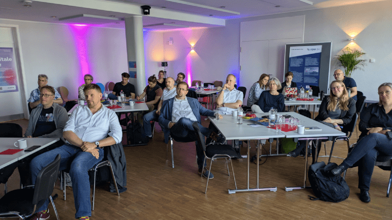 Interessierte Teilnehmende beim Vortrag von Dr. Jan Rohden. (Foto: Esther Thelen)