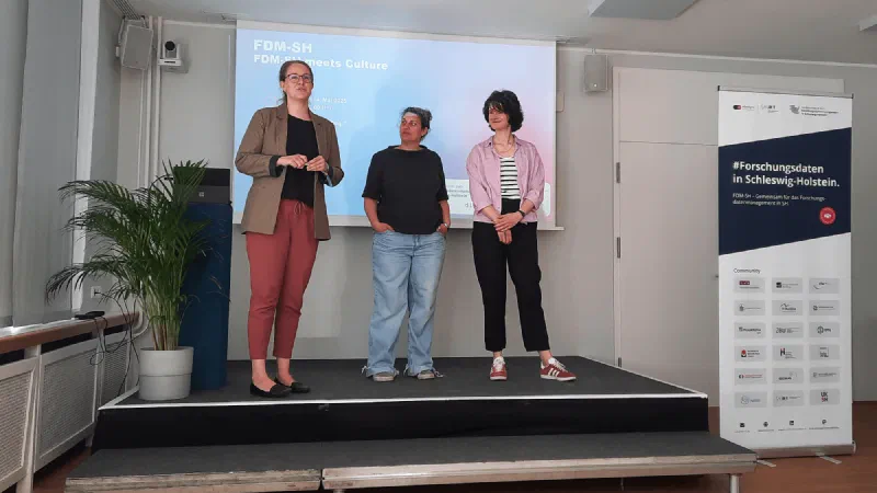 Karen Bruhn (FDM.SH), Nadine Alpino (LBSH) und Elisabeth Böhm (digiCULT) über die Erweiterung des FDM.SH Netzwerks um kulturelle Einrichtungen. (Foto: Esther Thelen)