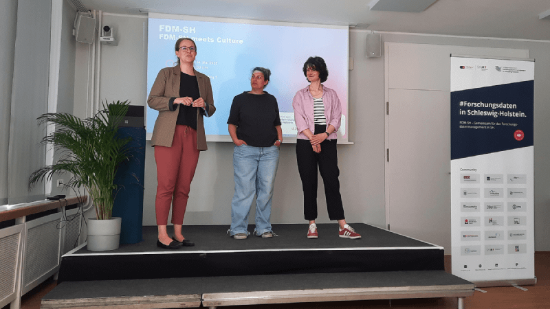 Karen Bruhn (FDM.SH), Nadine Alpino (LBSH) and Elisabeth Böhm (digiCULT) discussing the expansion of the FDM.SH network to include cultural institutions. (Photo: Esther Thelen)