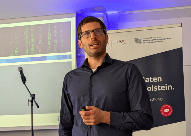 Dr. Jan Rohden bei seinem Workshop „Gemeinsam stark – Strategien zur Drittmittelakquise im Forschungsdatenmanagement”. (Foto: Esther Thelen)