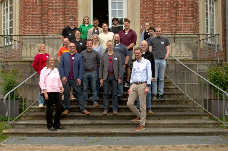 Die Teilnehmenden des OMICS-Workshops am Forschungszentrum Borstel: Experten aus verschiedenen Institutionen vernetzen sich für innovative Lösungen im OMICS-Datenmanagement. © Carsten Fortmann-Grote
