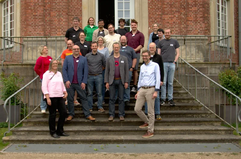 Die Teilnehmenden des OMICS-Workshops am Forschungszentrum Borstel: Experten aus verschiedenen Institutionen vernetzen sich für innovative Lösungen im OMICS-Datenmanagement. © Carsten Fortmann-Grote