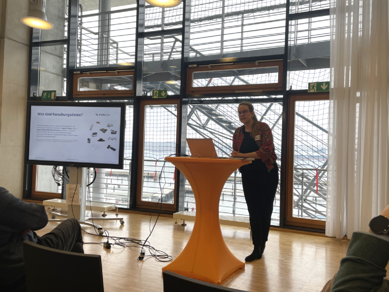 Karen Bruhn during her lecture. FDM.SH CC-BY-4.0.