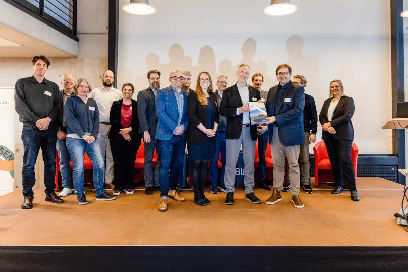 Together with members of the FDM.SH community, the FDM.SH Office hands over the final report of the FDM.SH implementation project to Andreas Techen from the Ministry of Education. Photo: Gunnar Dethlefsen.