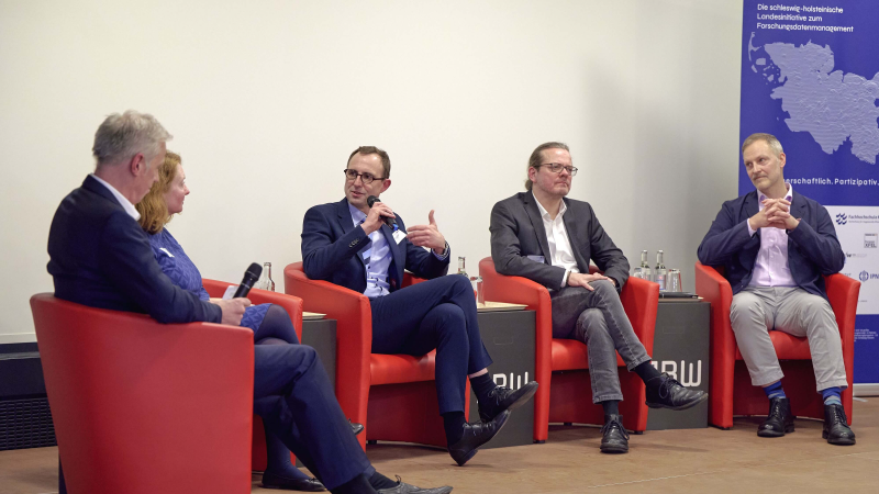 The participants in the panel discussion (from left to right: Prof. Dr. Klaus Tochtermann, Prof. Dr. Catherine Cleophas, Dirk Schrödter, Sören Lorenz, Thilo Paul-Stüve). Credits, Copyright: ZBW; Photo: Timo Wilke.