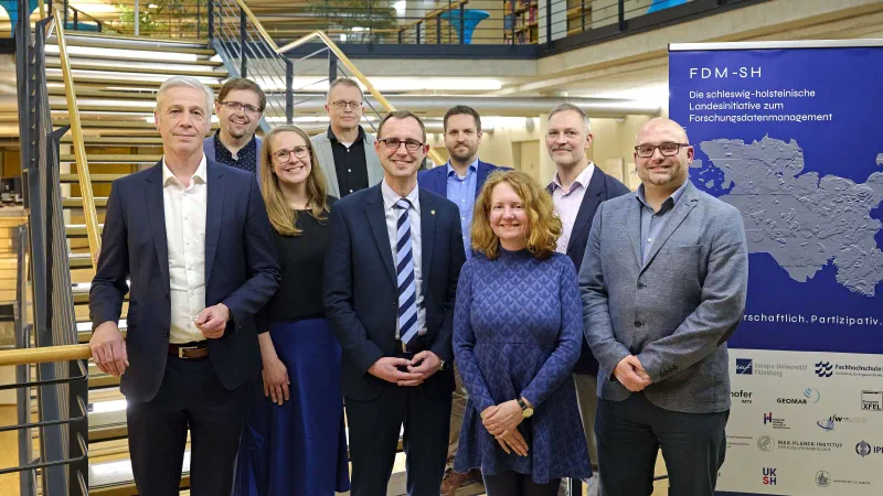 Die Mitglieder des FDM.SH Beirats und FDM.SH Office zusammen mit dem Digitalisierungsminister (von links nach rechts: Prof. Dr. Klaus Tochtermann, Dr. Andreas Techen, Karen Bruhn, Dr. Jörg Nickel, Dirk Schrödter, Arne Klemenz, Prof. Dr. Catherine Cleophas, Thilo Paul-Stüve, Benjamin Slowig). Credits, Copyright: ZBW; Fotos: Timo Wilke.