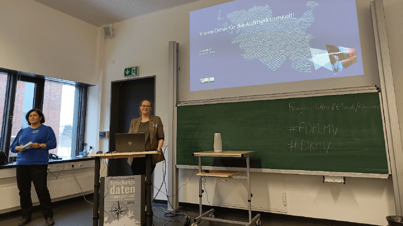 Dr. Anja Eggert (links) moderierte die Sektion zur Landesinitiative in Mecklenburg-Vorpommern, in deren Rahmen Karen Bruhn (rechts) den Vortrag „Daten zwischen den Meeren“ präsentierte.